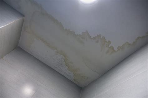 damp patch on ceiling, but no leak|Damp patch mystery on ceiling 